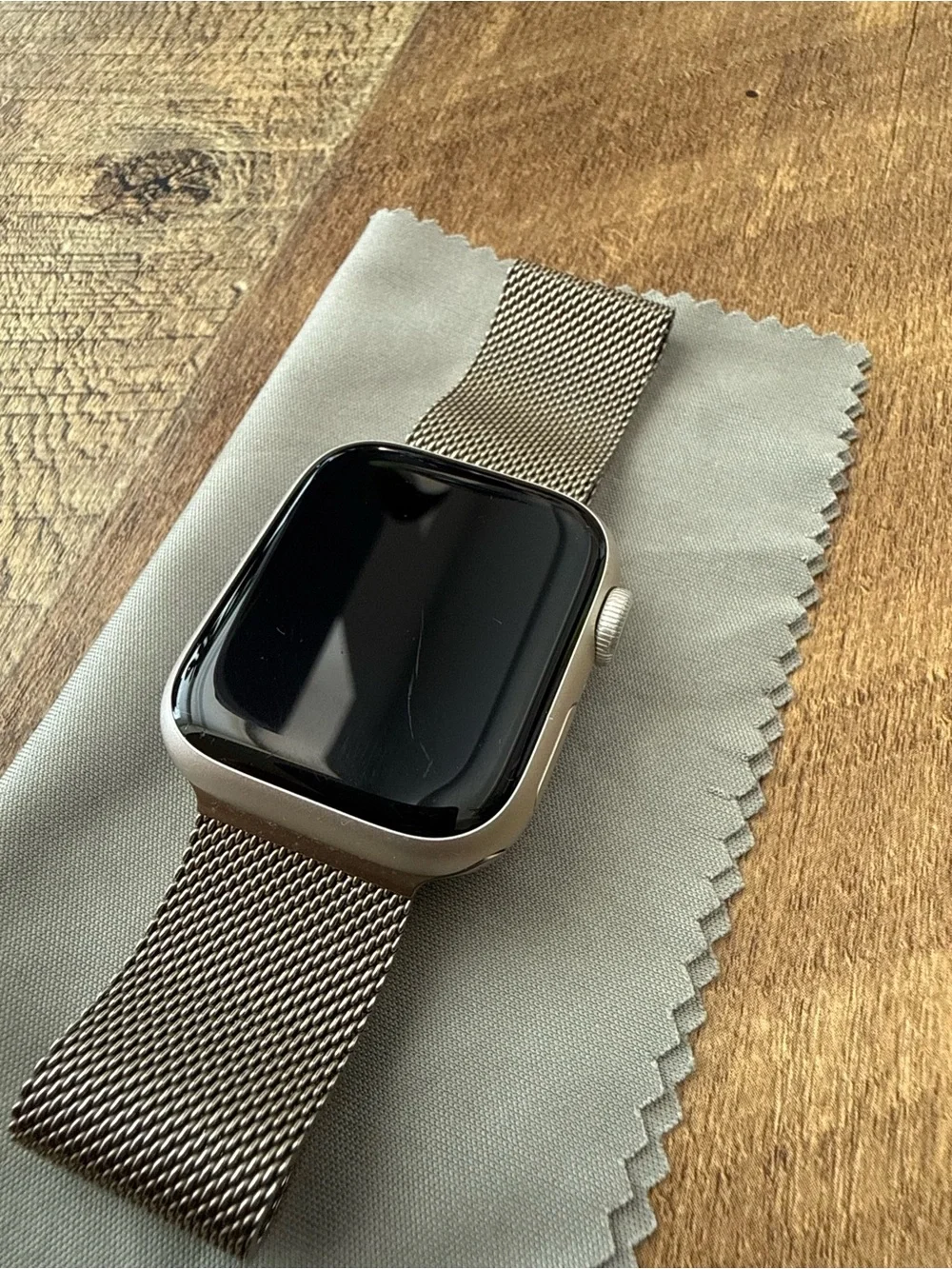 Apple Series 9 Smartwatch with Milanese Band